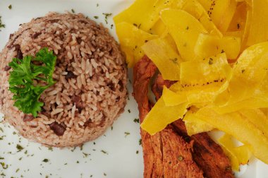 Tipik Orta Amerika yemekleri Gallo Pinto ve et
