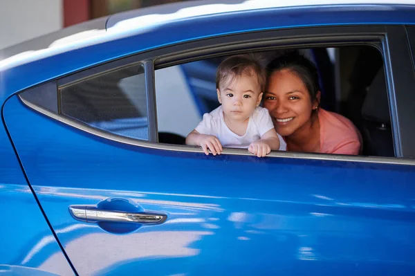 Mujer Joven Con Niña Asiento Trasero Del Coche Día Soleado — Foto de Stock