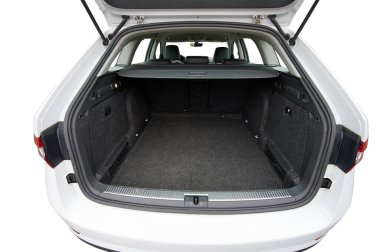 Beyaz arkaplanda büyük boş bir SUV bagajı var.