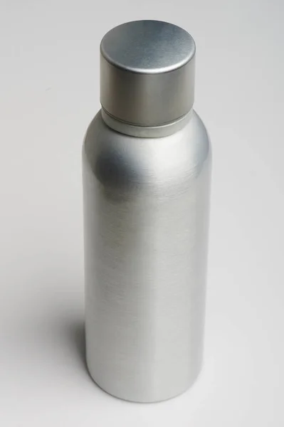 Metall Glänzende Flasche Seitenansicht Isoliert Auf Weißem Hintergrund — Stockfoto