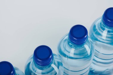 Üst görünümün üstündeki plastik şişe kapağını kapat