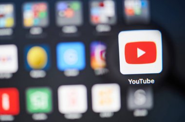 New-York, Usa - 13 Mart 2020: Youtube video servis linki büyüteçle bilgisayarı kapat 