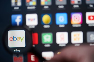 New-York, Usa - 13 Mart 2020: Ebay online alışveriş platformu dizüstü bilgisayarda yakın görüntü büyüteç