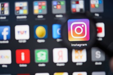 New-York, Usa - 13 Mart 2020: Instagram sosyal medya uygulaması laptopta yakın görünüm fırlatma büyüteci