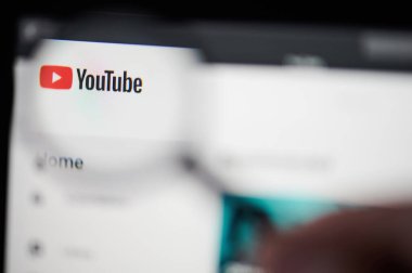 New York, Usa - 13 Mart 2020: Laptop ekranındaki Youtube web sayfası büyüteçle kapat 