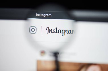 New York, Usa - 13 Mart 2020: Bilgisayarda Instagram web sayfası büyüteçle kapat 