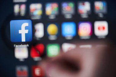 New York, Usa - 13 Mart 2020: Dizüstü bilgisayardaki Facebook sitesi Yakın görünüm büyüteci