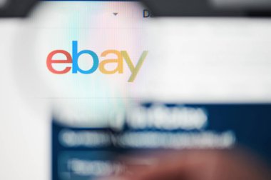 New York, Usa - 13 Mart 2020: Ebay çevrimiçi alışveriş sitesi laptop ekranında büyüteçle kapat 
