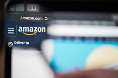 New York, Usa - 13 Mart 2020: Amazon çevrimiçi alışveriş sitesi laptop ekranında büyüteçle kapat 