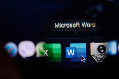 New York, Usa - 13 Mart 2020: Microsoft ofis kelime programını dizüstü bilgisayardan başlat