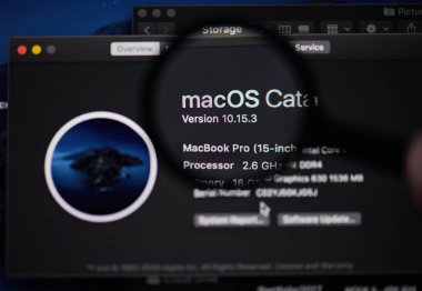 New York, Usa - 13 Mart 2020: Laptop ekranındaki Macos katalina sürümü