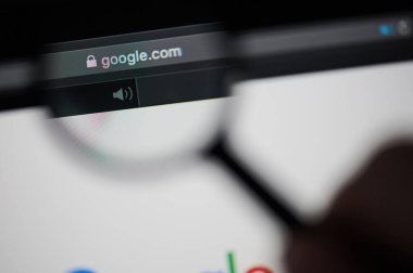 New York, Usa - 13 Mart 2020: Google adresi ana sayfa görüntüsü Yakınlaştırıcı at