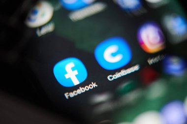 New-York, Usa - 13 Mart 2020: Facebook sosyal medya uygulama simgesi görünümü Yakınlaştırıcı at