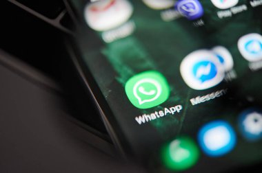 New York, Usa - 13 Mart 2020: Whatsapp kurye uygulama simgesi görünümü Yakınlaştırıcı at