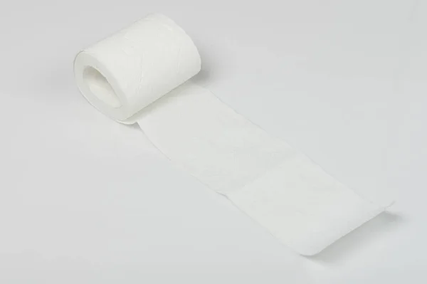 Beyaz Arka Planda Izole Edilmiş Yumuşak Bir Tuvalet Kağıdı — Stok fotoğraf
