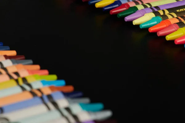 Lápices Colores Vibrantes Con Espacio Copia Negro —  Fotos de Stock