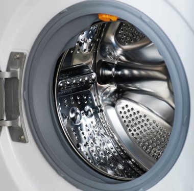 Metal parlak çamaşır makinesi uzay makrosu yüklüyor.