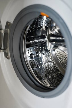 Parlak metal tüp ile temiz açık çamaşır makinesi yükleyicisi