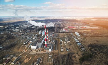 İnsansız hava aracı görüşünün üzerinde tüpleri olan büyük bir enerji santrali. Ekoloji problemi teması