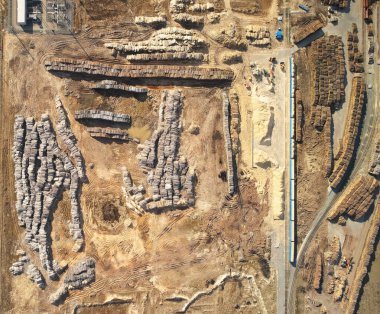 Tahta işleme sektörü teması. İHA üst görünümü üzerinde ağaç kütükleri yığını