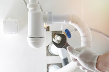 Boruların arka planında boru anahtarı var.