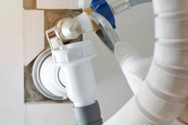 Tüp üzerinde fındığı sıkılaştır. Banyoyu yakından izle.