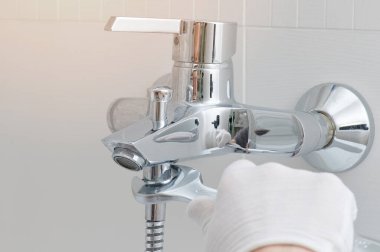 Banyodaki musluğu tamir ediyorum. İngiliz anahtarı yükleme musluğu olan el