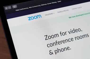 New York, ABD - 1 Nisan 2020: Zoom resmi web sayfası dizüstü bilgisayarın yakın görüntüsü