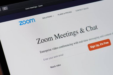 New York, ABD - 1 Nisan 2020: Zoom girişim video konferansı dizüstü bilgisayar ekranında yakın görüntüleme