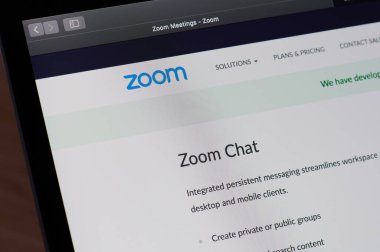 New York, ABD - 1 Nisan 2020: Laptop ekranındaki yakınlaştırma sohbet menüsü