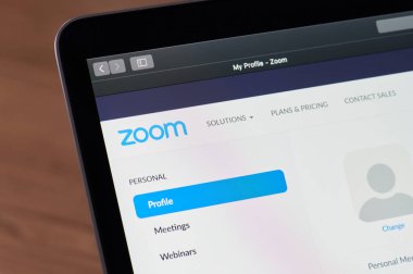 New York, ABD - 1 Nisan 2020: Laptop ekranındaki yakınlaştırma uygulamasında profil kapat