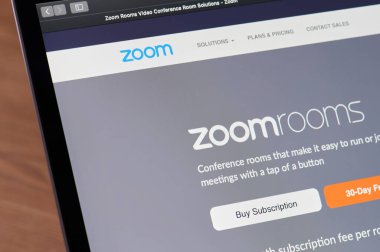 New York, ABD - 1 Nisan 2020: Laptop ekranındaki yakınlaştırma odası konferansı uygulaması