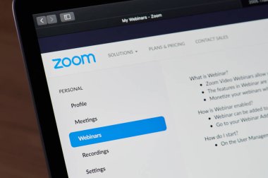 New-York, ABD - 1 Nisan 2020: Laptop ekranında yakınlaştırma uygulamasında menü giyer