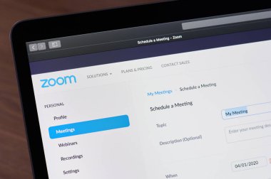 New York, ABD - 1 Nisan 2020: Laptop ekranında yakınlaştırma toplantı sayfası