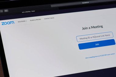 New York, ABD - 1 Nisan 2020: Laptop ekranının yakınlaştırma web sayfasında bir toplantıya katılın