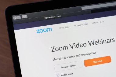 New York, ABD - 1 Nisan 2020: Zoom video webinars dizüstü bilgisayar ekranı yakın görüntüsü