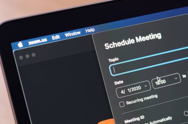 New-York, ABD - 1 Nisan 2020: Laptop ekranındaki yakınlaştırma uygulamasında toplantı görüntüsü