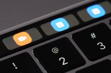 New York, ABD - 1 Nisan 2020: Touchpad 'de toplanmaya başlama düğmeleri yakın görünüm