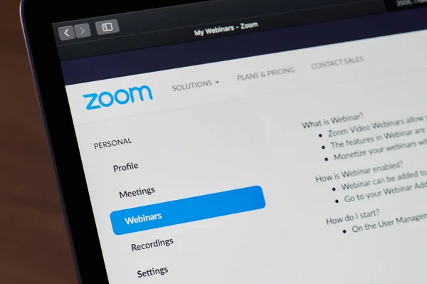 New York Usa April 2020 Webinars Menu Zoom App Laptop — Stock Photo, Image