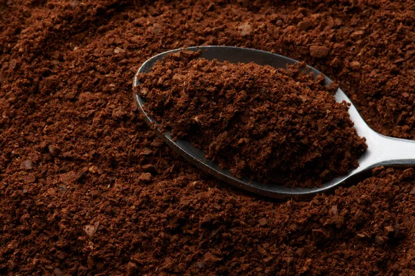 Braungemahlener Kaffee Löffel Makro Nahaufnahme — Stockfoto