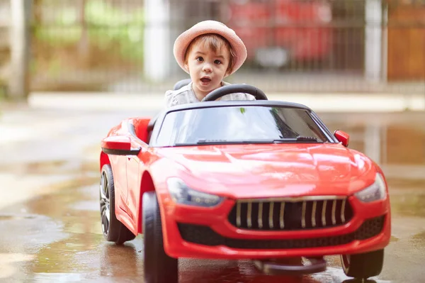 Bebé Niña Paseo Coche Juguete Mirar Cámara Fondo Del Parque — Foto de Stock