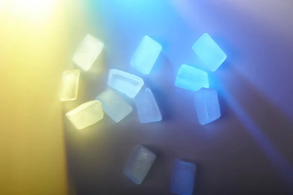 Ледяные Кубики Синем Желтом Фоне — стоковое фото