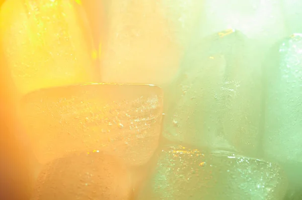 干净闪亮的冰块衬托背景 彩色融化冰的结构 — 图库照片