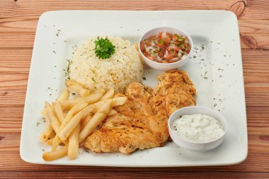 Ahşap masa manzaralı kızarmış tavuk ve pirinç tabağı.