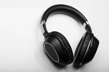 Siyah deri kulaklıklar beyaz arka planda izole edilmiş.