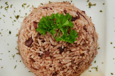 Yakından bakınca maydanozlu gallo pinto pilavı yığını.