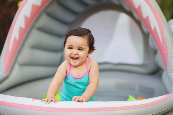 Gelukkig Glimlachen Baby Meisje Achtertuin Zwembad Close Uitzicht — Stockfoto