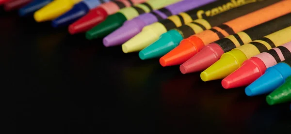Línea Filas Lápices Colores Aislados Sobre Fondo Negro — Foto de Stock