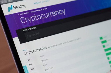New York, ABD - 17 Nisan 2020: Nasdaq borsasında kripto para birimi kullanarak bilgisayar ekranında yakın görünüm