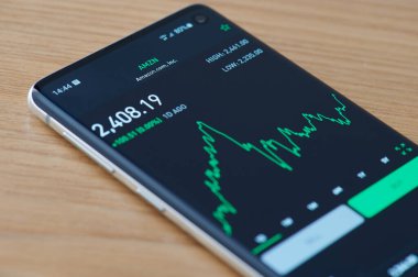 New York, ABD - 17 Nisan 2020 Amazon hisse senedi fiyat grafiği akıllı telefon ekranında görüntüyü kapat